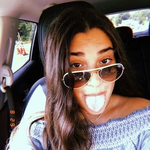 Meet your Posher, Danielle